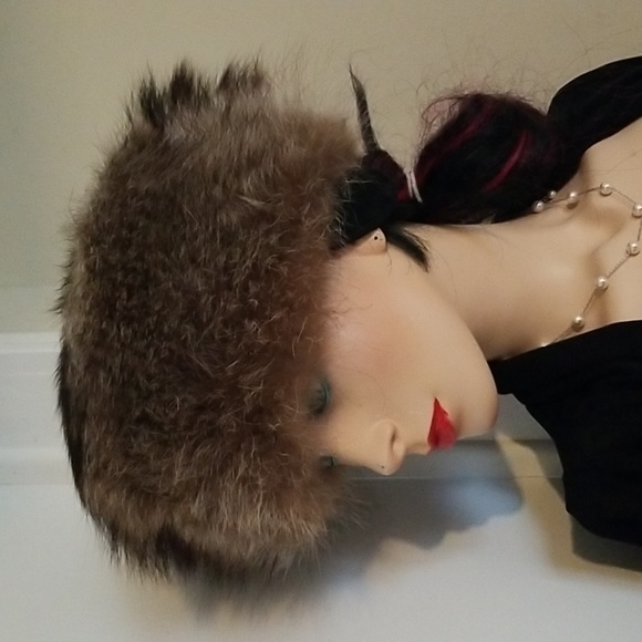 Crown Cap Racoon Fur Hat - Picture 10 of 14